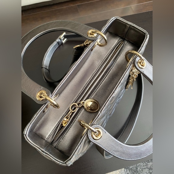 CHRISTIAN DIOR
Metallic Calfskin Cannage Medium Lady Dior
Gunmetal Grey - Picture 10 of 16